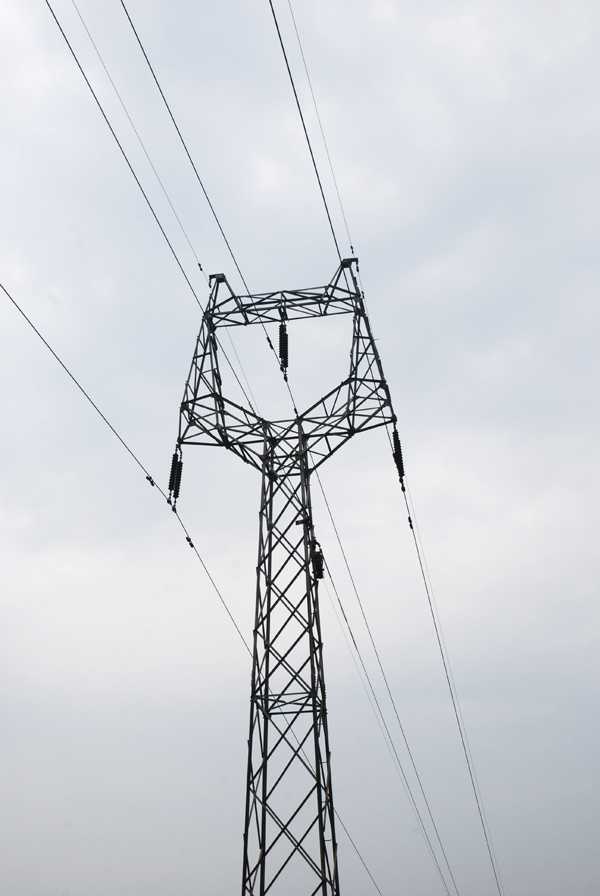 目前我国送电电压等级主要有交流10kv,35kv,110kv,220kv以及特高压送