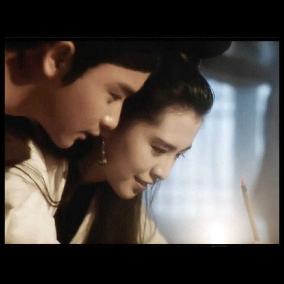 十里平湖霜满天 寸寸青丝愁华年 对月形单望相