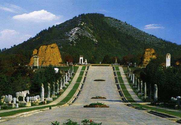 " 秦始皇陵规模宏大,气势雄伟.陵园总面积为56.