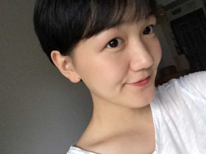本来有两个小鬓角,我给撩到耳朵后面去了,显得年轻一点,虽然…嗯