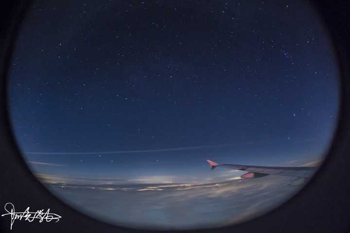 在飞机上晚上看星星是一种什么体验?