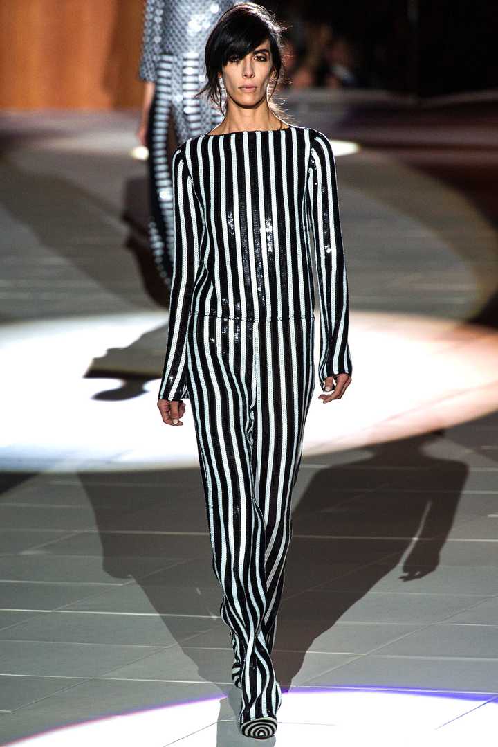 黑白条纹元素在时尚史里,有哪些经典的时装款式设计和搭配?