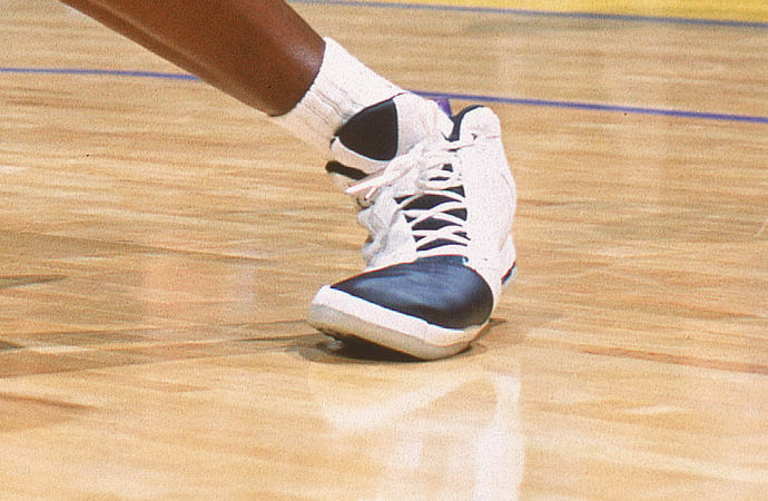 发现最近两三年nba球场上球鞋被踩掉或做较大幅度动作时鞋掉了的情况