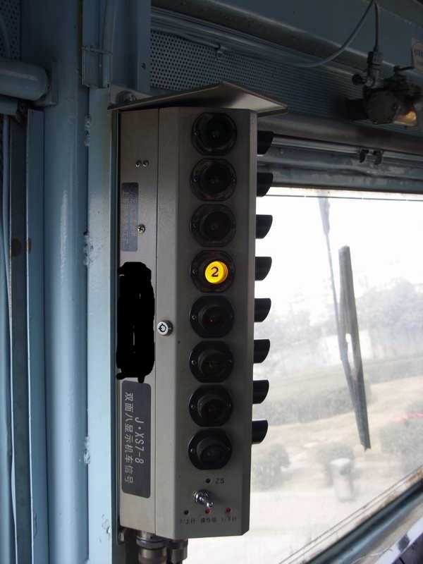        两种不同型号的机车信号机