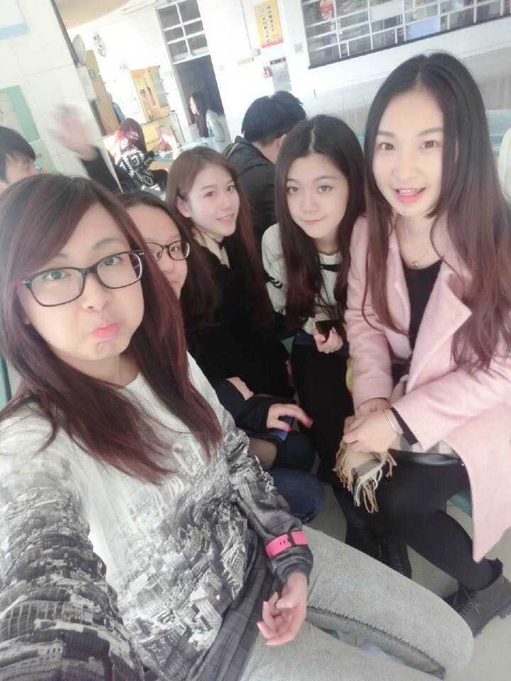 她真人真的非常好看,不过就是照片美图美得太过了… 还是来张合照吧