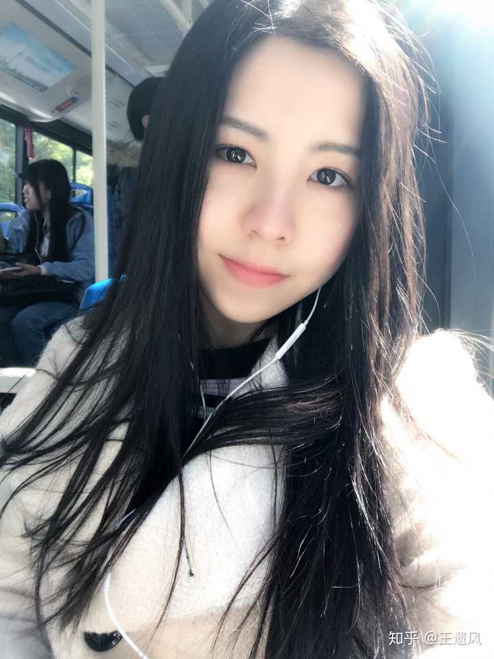 自拍都是正脸,随便拿两张