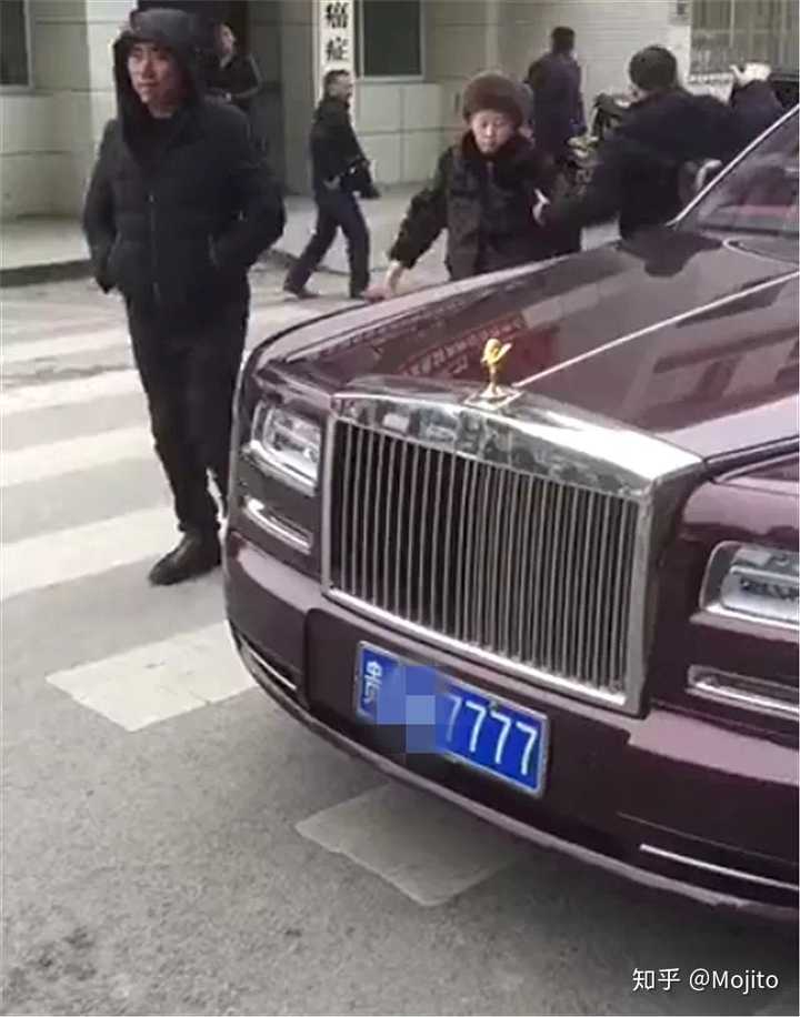 贵州省政府曾奖励给陶华碧一辆带着"贵a·a8888"车牌的劳斯莱斯古斯特