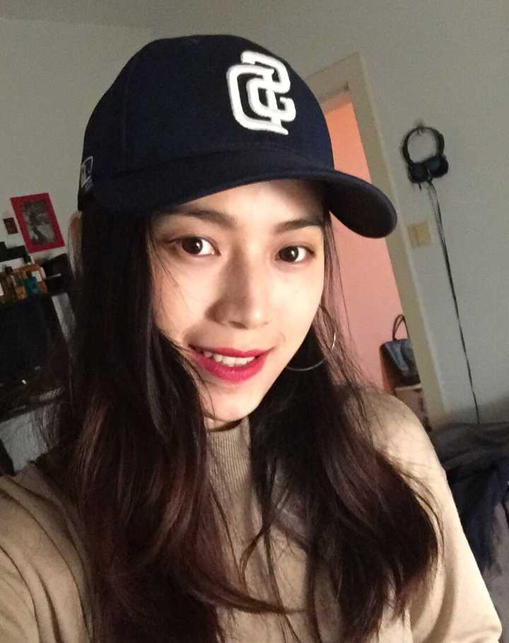 中长发女生怎样才能把棒球帽戴的好看?