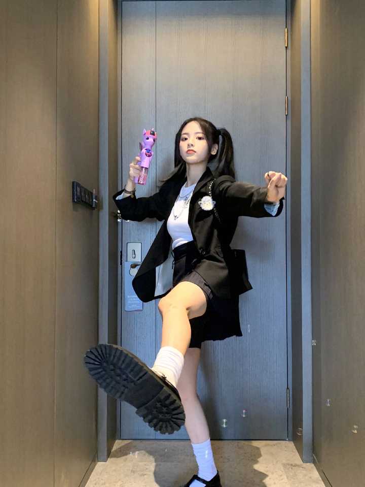 最后放几张超越妹妹新发的双马尾.不得不说超越从脸蛋到身材都是绝美.