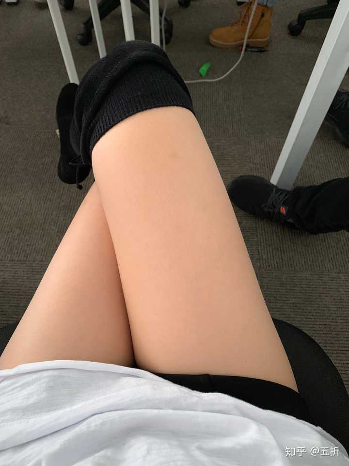 女生穿过膝皮靴的时候 如果需要坐下或蹲下 膝盖以上的那部分靴筒会不会把小腿窝硌得很疼 知乎 女生穿过膝皮靴的时候 如果需要坐下或蹲下 膝盖以上的那部分靴筒会不会把小腿窝硌得很疼 知乎