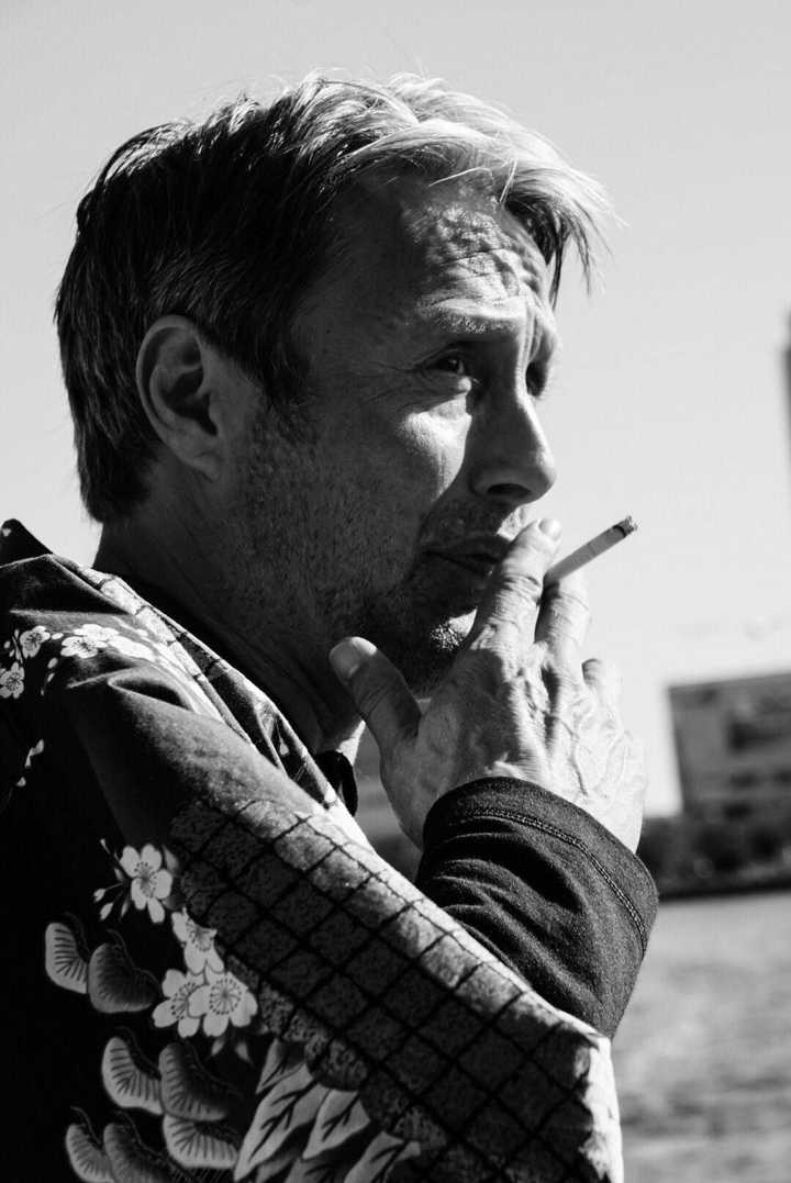 有哪些男星喝酒或者抽烟时很帅?