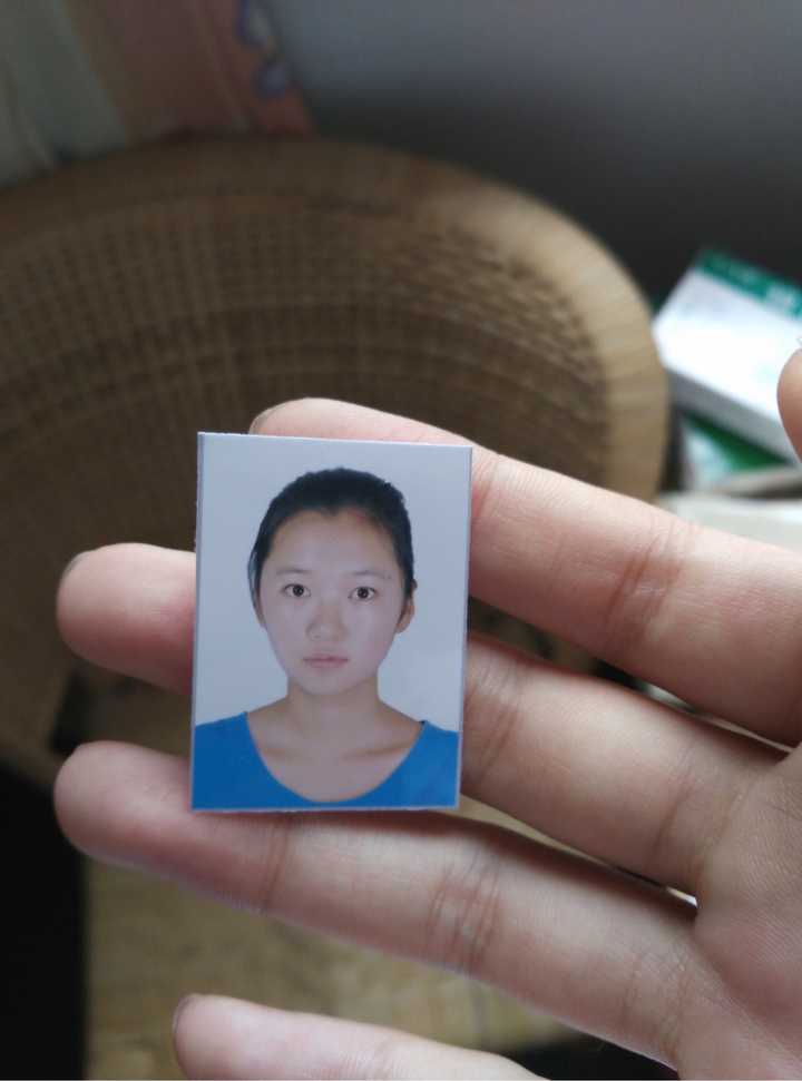 还有由于关节不好导致的大小脸,从这张证件照里可以明显的看到