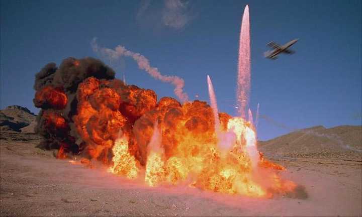 采用高分子聚合物粒状粉末,以便提高武器系统的威力和安全性;爆炸发生