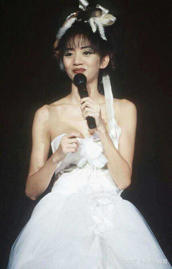 梅艳芳长相普通唱歌演技一般为何能青云直上成为和周星驰齐名的巅峰