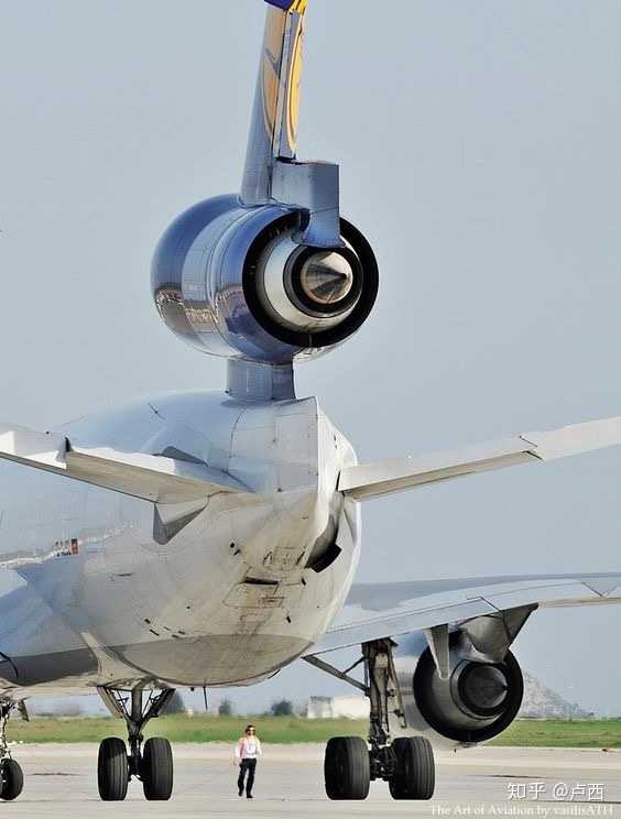 再而且,很多尾置发动机布局的飞机,水平尾翼都要放在垂尾之上,也就是t