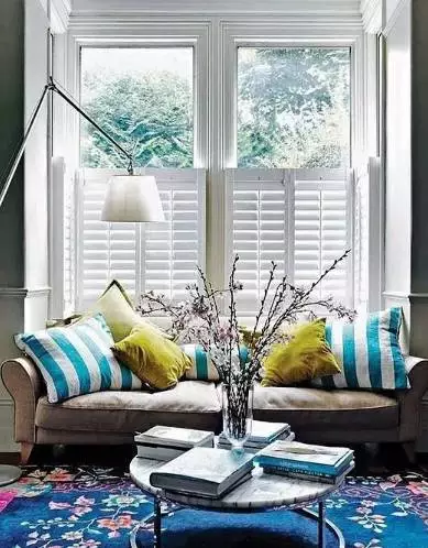 像这样的客厅沙发背后的墙要怎么处理会比较好看不俗气?