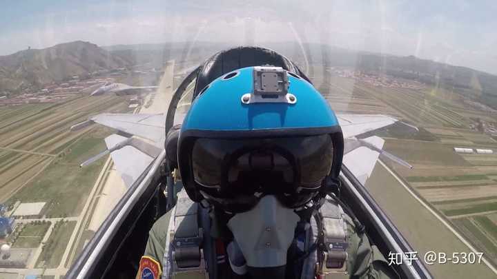 为什么欧美飞行员三代机的头盔看上去总是比天朝的三代机头盔要"洋气"