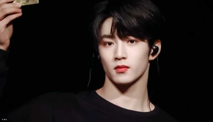 可不可以分享一下刘耀文的美图