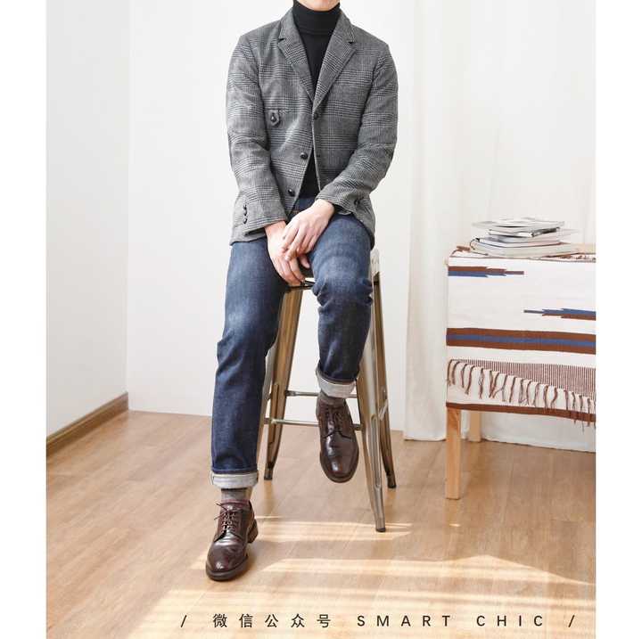 德比鞋,选择鞋底略有分量,鞋头圆润的款式,不会过于正式,工作日搭配