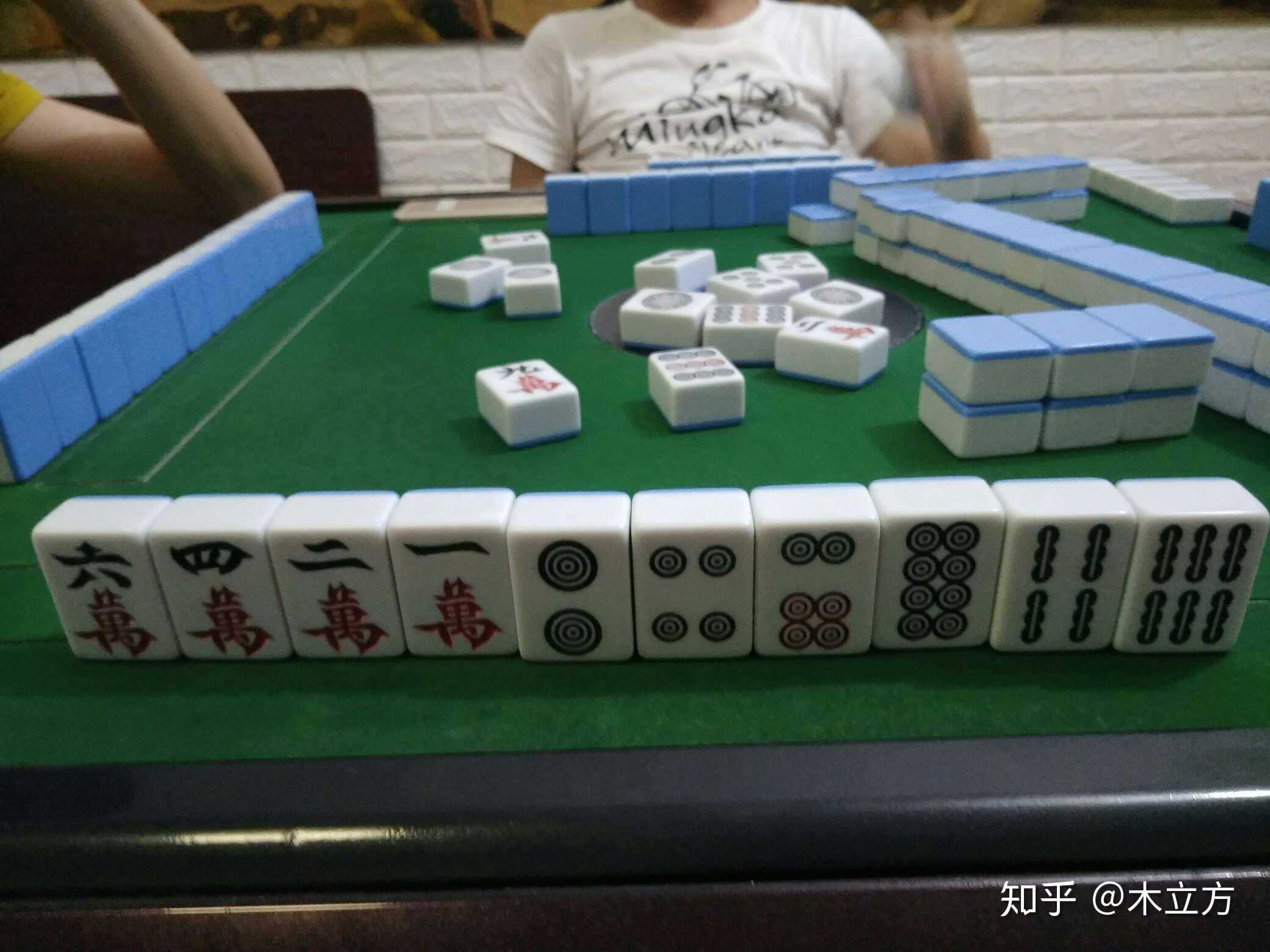 中午光速赶去高中同学聚餐(没吃蛋糕) 然后和同学打了几手麻将,赢了几