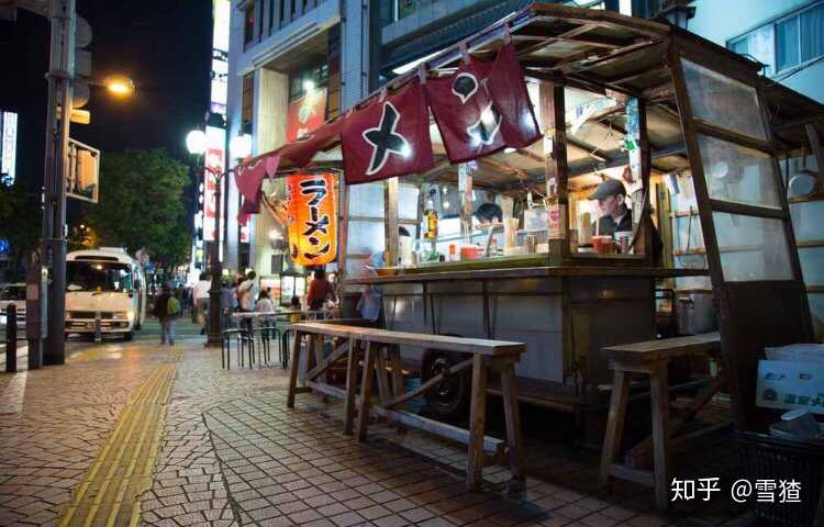 晚上路过街边一个拉面摊,忽然想起老赵.