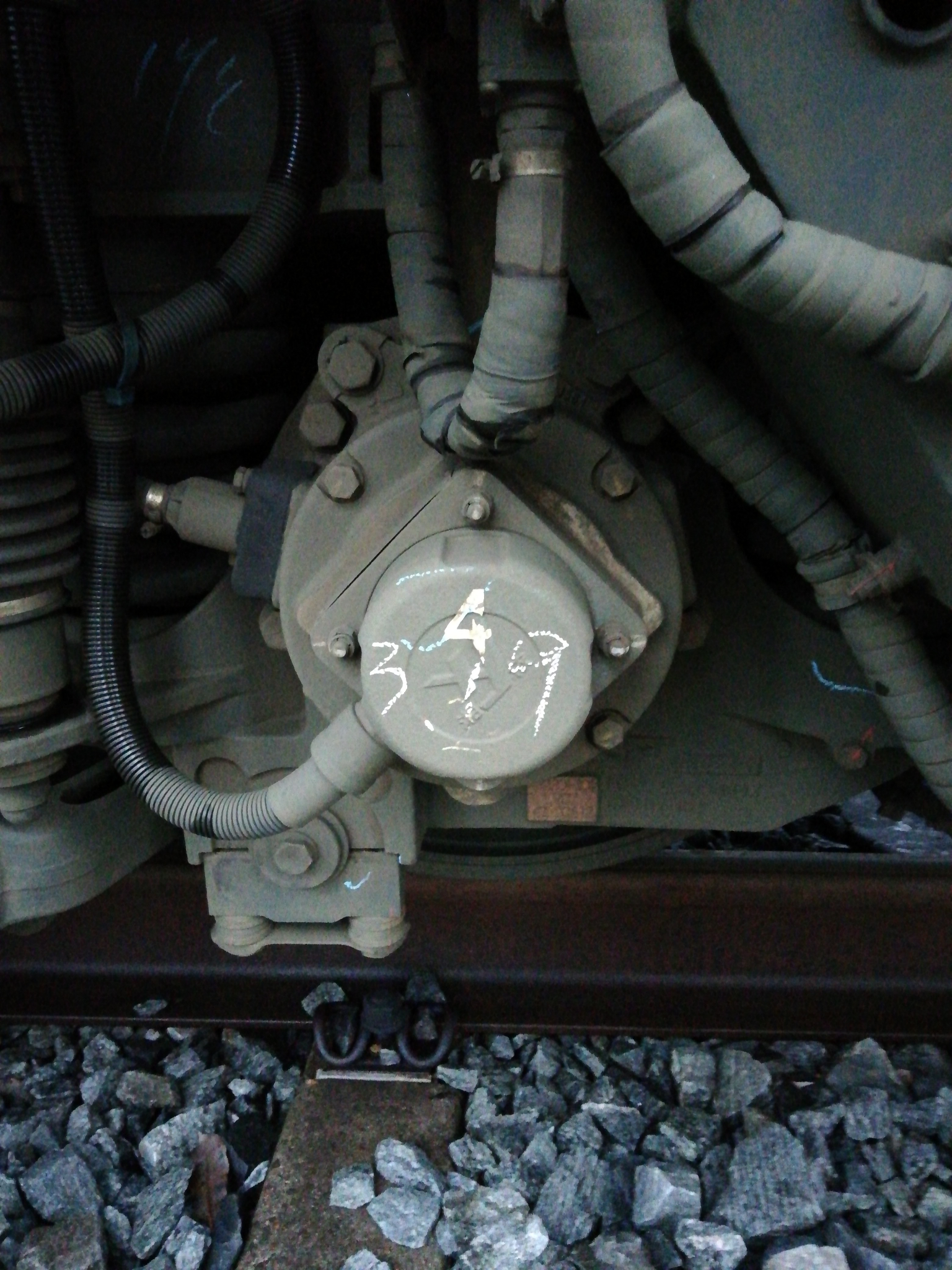 动车组上的速度信号来自gps,另外备速度信号是头车轮轴上安装有两组