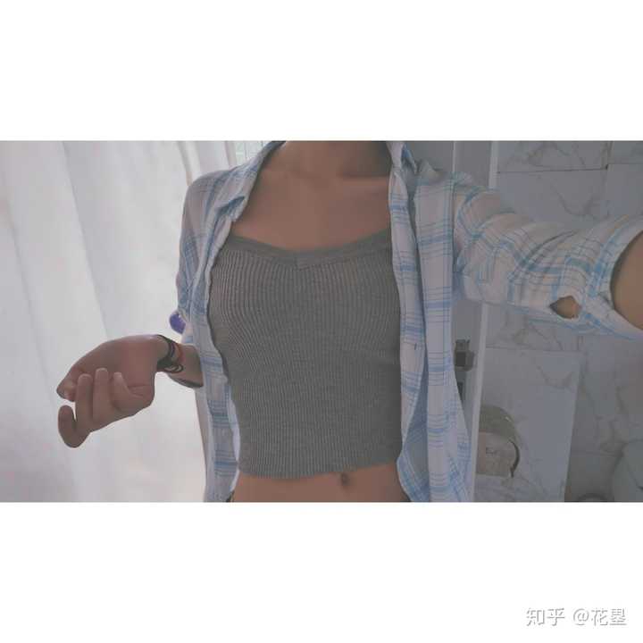 小胸的妹子怎样穿衣服会显得胸大?