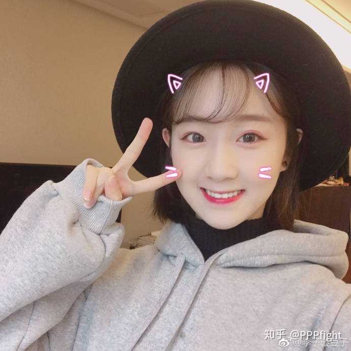 微博搜索  @乌贼zei 能看到这个古灵精怪,可萌可帅的小豆子