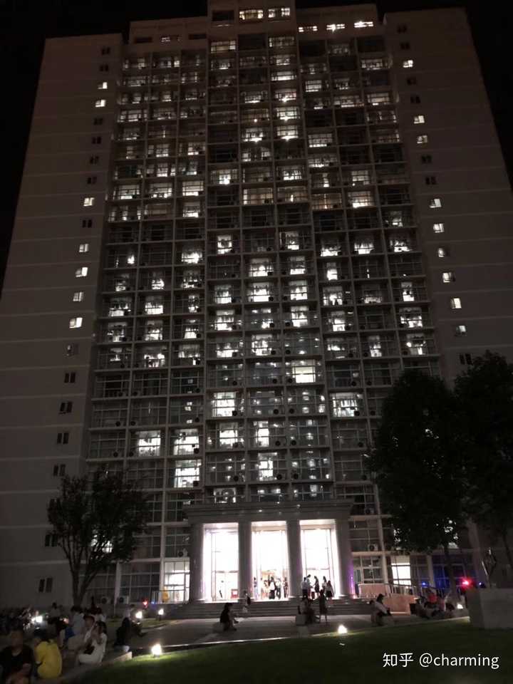 北京林业大学的宿舍条件如何?校区内有哪些生活设施?