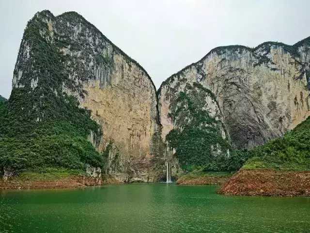 地址:湖北省恩施州咸豐縣唐崖河風景名勝區 門票:140元,茶海羌寨觀光