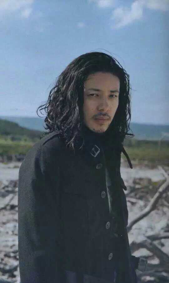 事实上人家是泰国的影帝啦,名字不好记,叫柏华力·莫高彼斯彻(pawalit