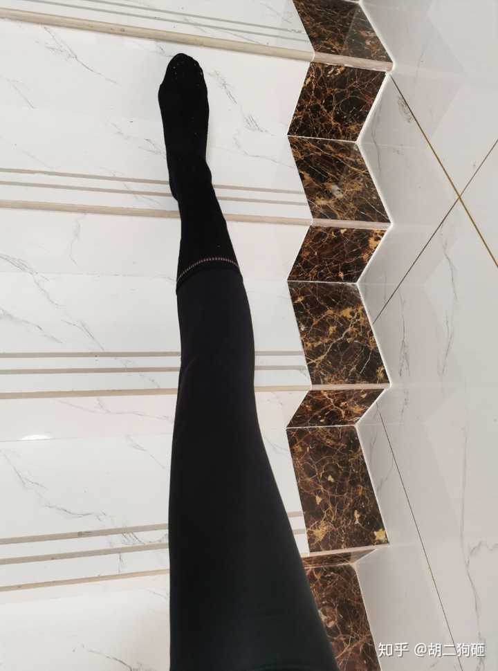 腿还蛮上照的 后面仨舍友 这是我的腿 还有一个毕业照片是这样的 腰有