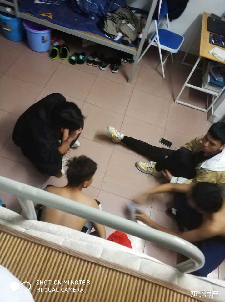 而且还是叫别的宿舍人来抽烟 一直打牌到2点多,我可去他们了个逼.