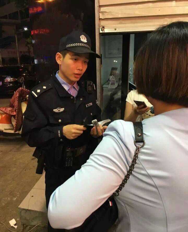 警察叔叔自拍照片图片