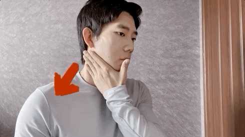 动作名称:手刀抹脖子 这个动作不仅可以让你立刻觉得转头都轻松.