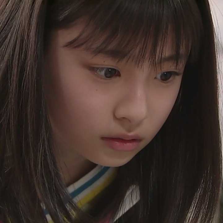 很有趣的是legal high里她饰演的童星安永芽衣,在诉讼自己母亲虐待