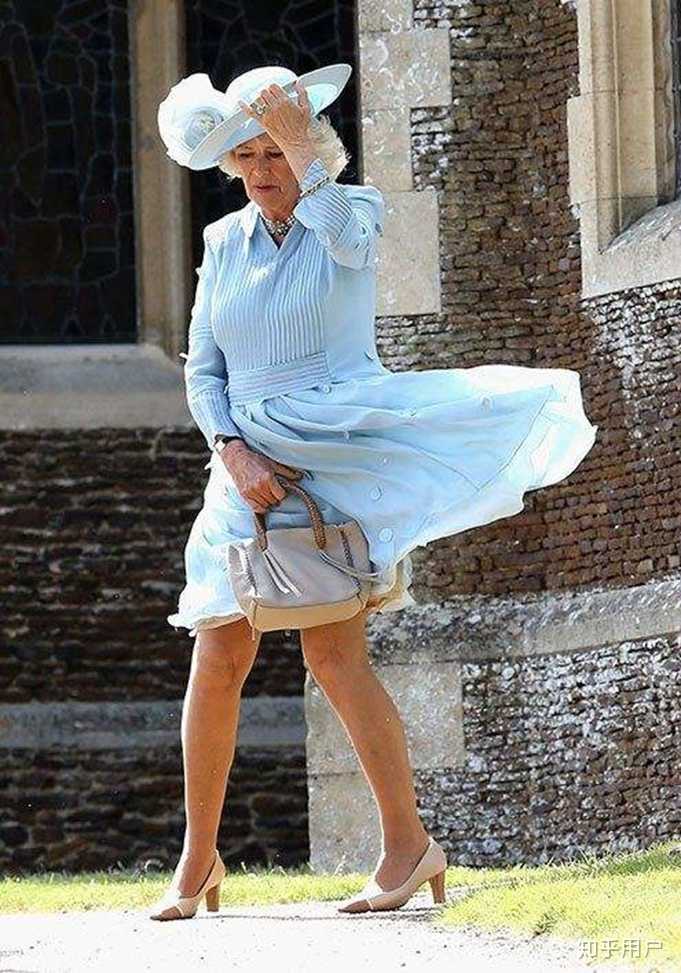 有什么方法可以防止夏天裙子被风吹起来?