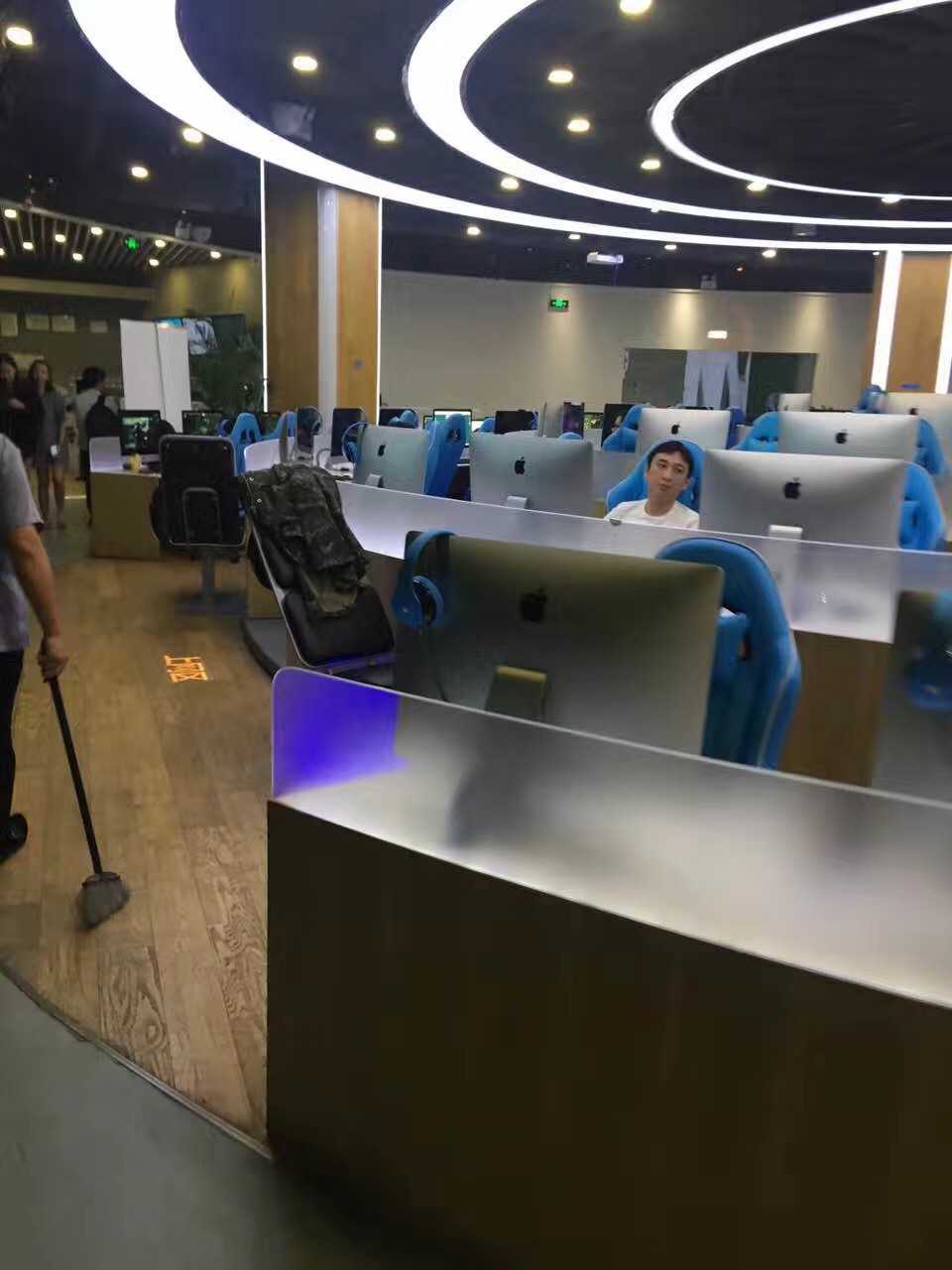 我前些时候在工体网鱼网咖打游戏,碰到王思聪和女网红了.   显示全部