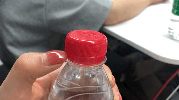 女生真的会拧不开瓶盖吗?