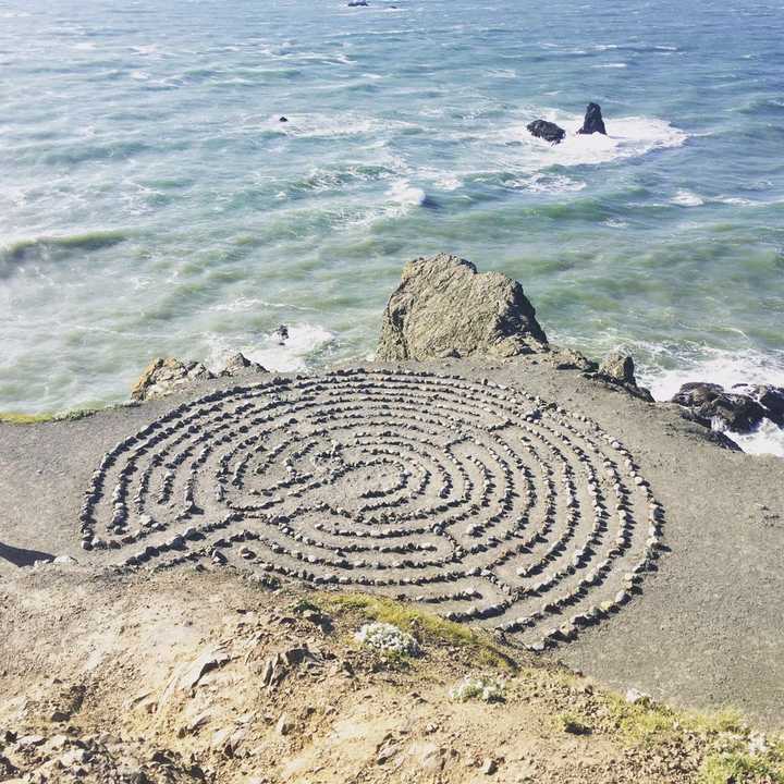 海滩边石头迷宫