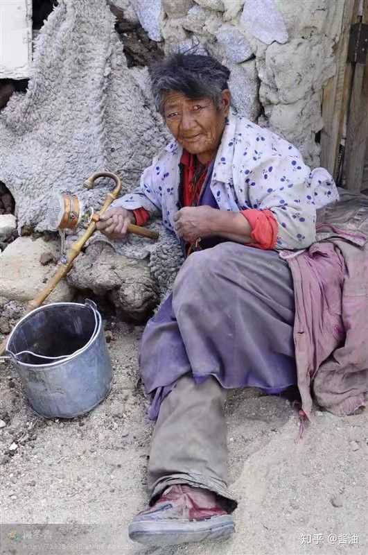 最近为一些孤寡老人拍的照片,想求教下 这些照片中有哪些需要改进的