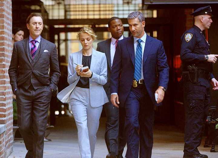 《本能》的剧情有一个看不懂:女主角丽滋为啥在第十二集亲了朱力安