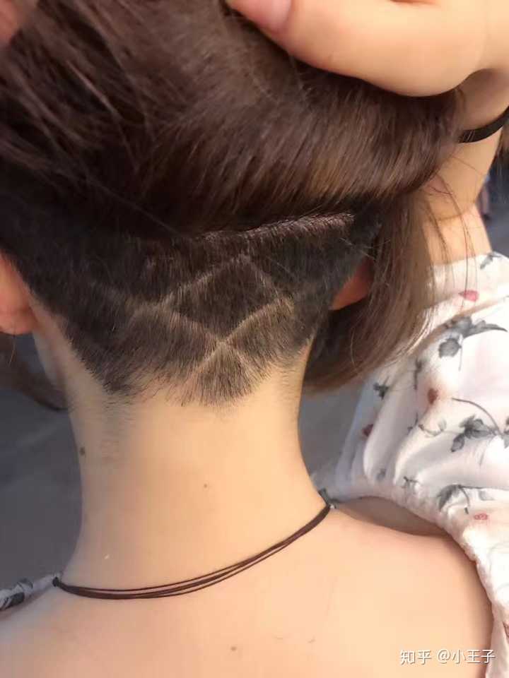 你们觉得女生把脑袋后面的头发剃了怎么样?