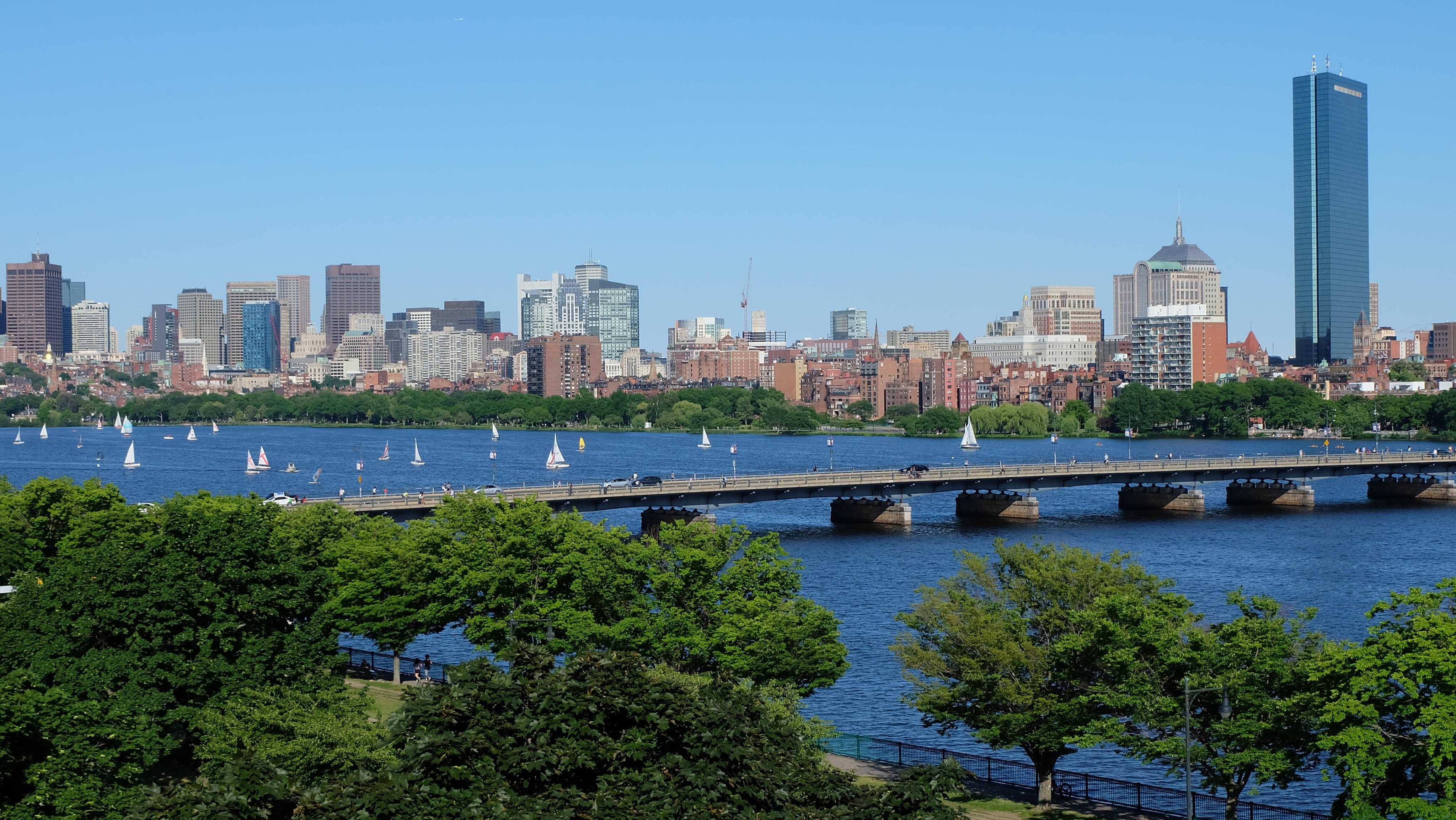 望向对岸的downtown,便能尽收波士顿查尔斯河两岸的盛世美景