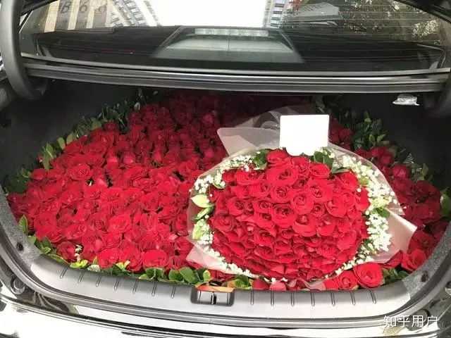 是云南斗南鲜花批发市场8块钱一车的一车玫瑰.