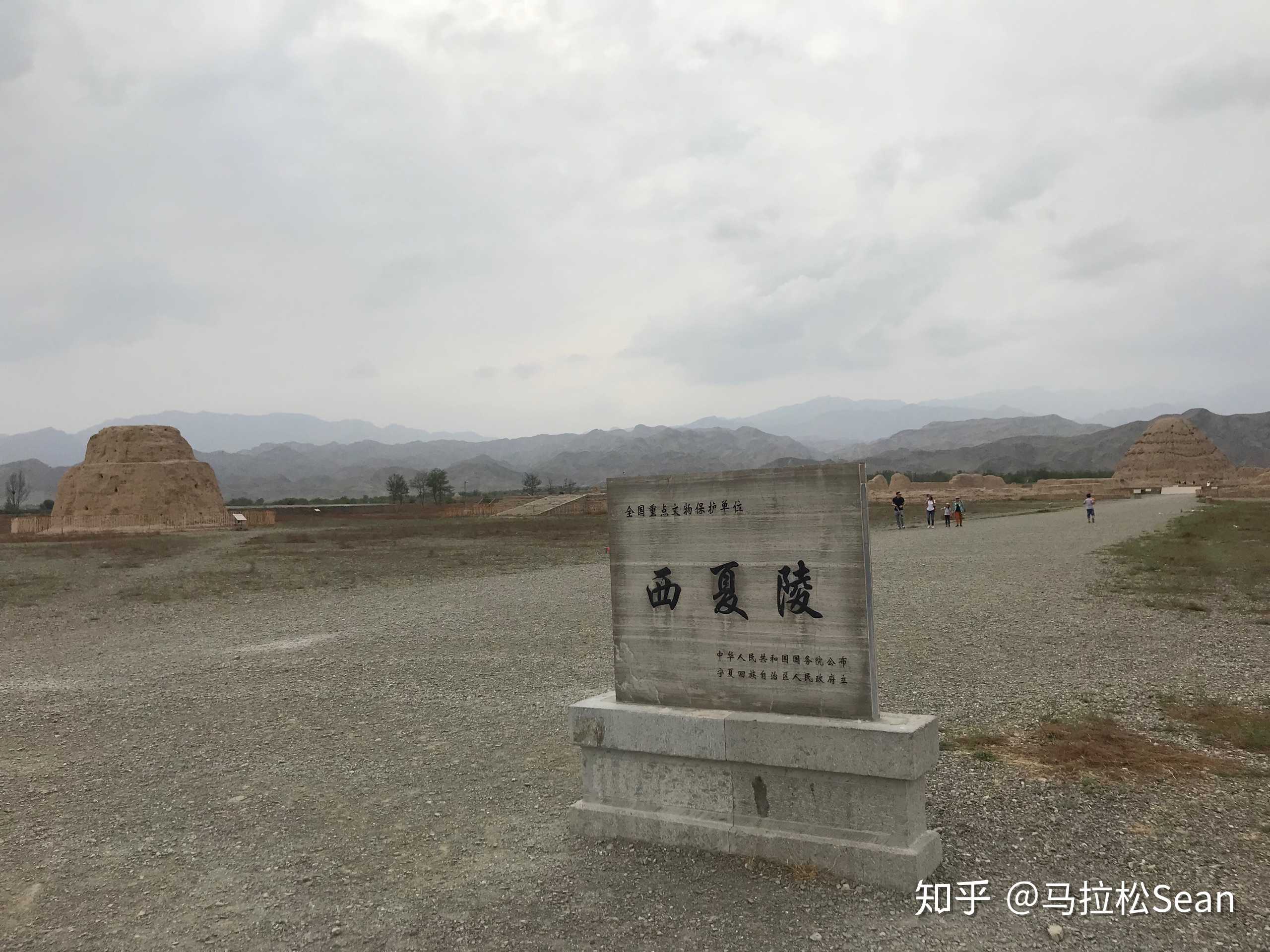 不见西夏兴庆府,唯留垒土贺兰山