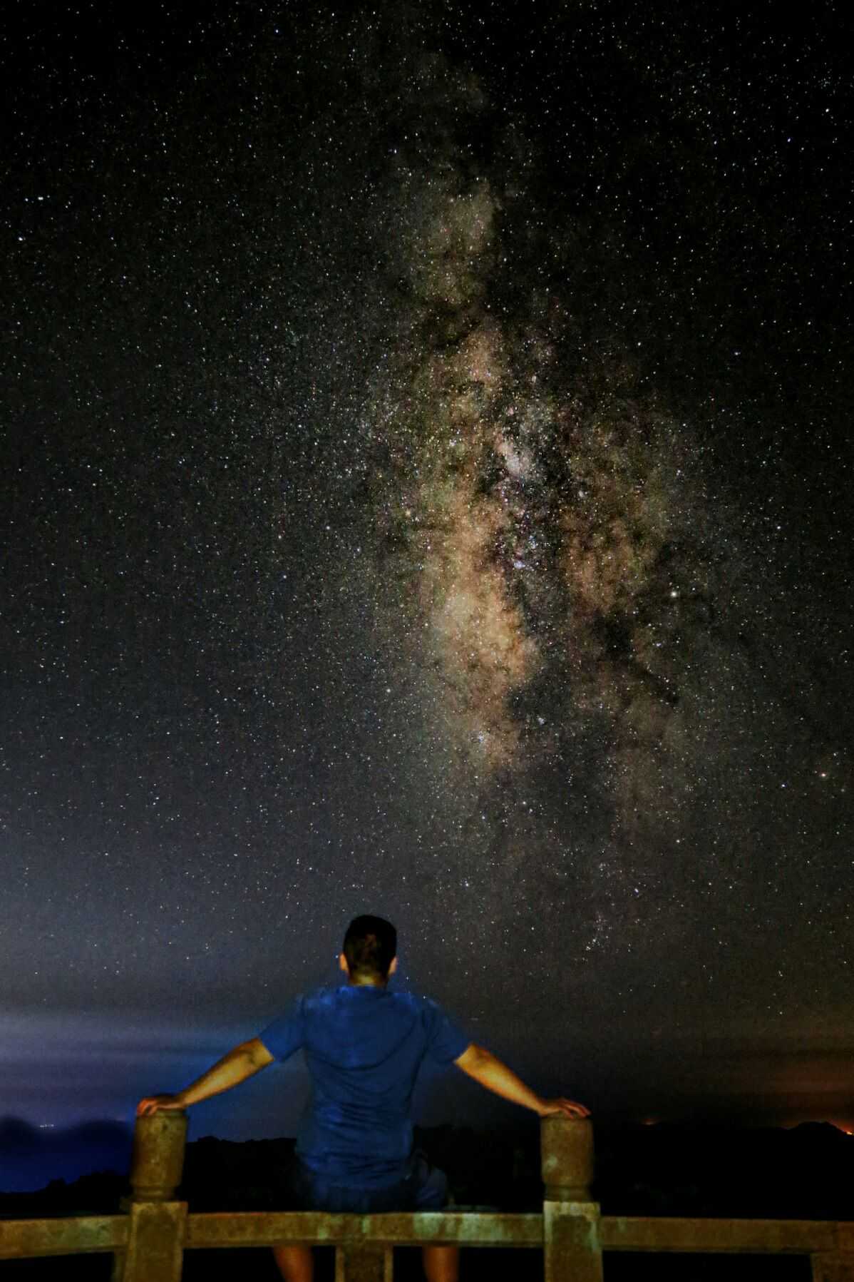 在黃山光明頂.被星空震撼的一夜無眠. 銀河很美,無奈技術太差.