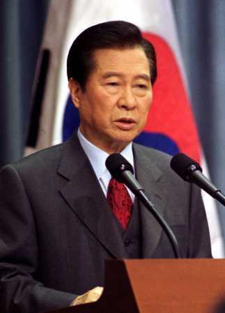 文在寅当选韩国总统,会清算李明博吗?