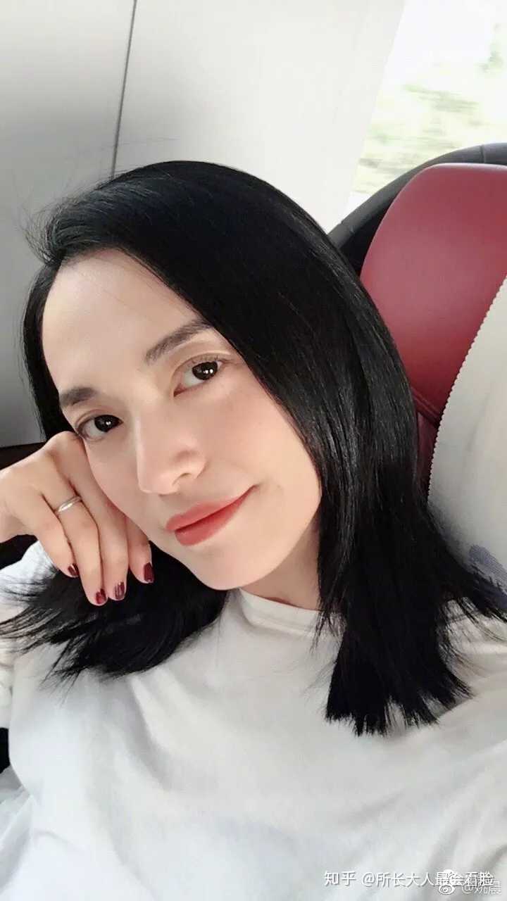 姚晨晒出的素颜照中,嘴唇非常平整,整个人看起来非常有精神.