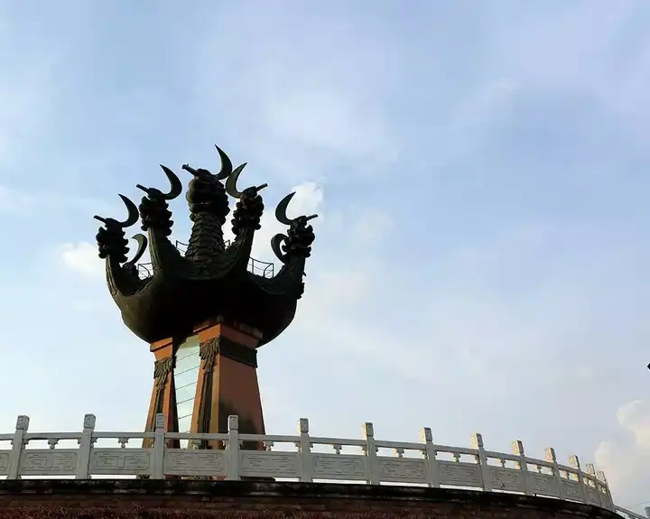 武汉九凤山公园的九头鸟雕像